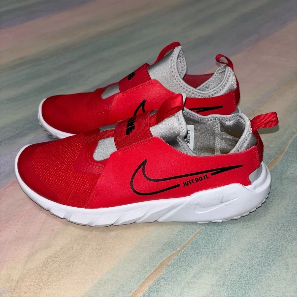 Nike Flex Runner 2 (GS) Slip On Sneakers. University Red size 7Y / women’s 8.5